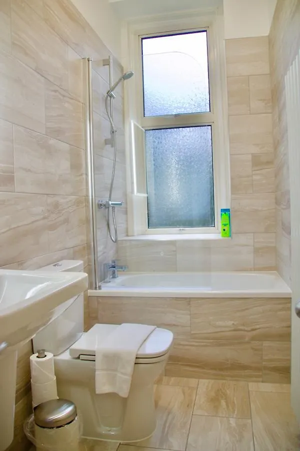 2 Bedroom Flat Off Leith Walk Accommodates 7 Edinburgh Apartment