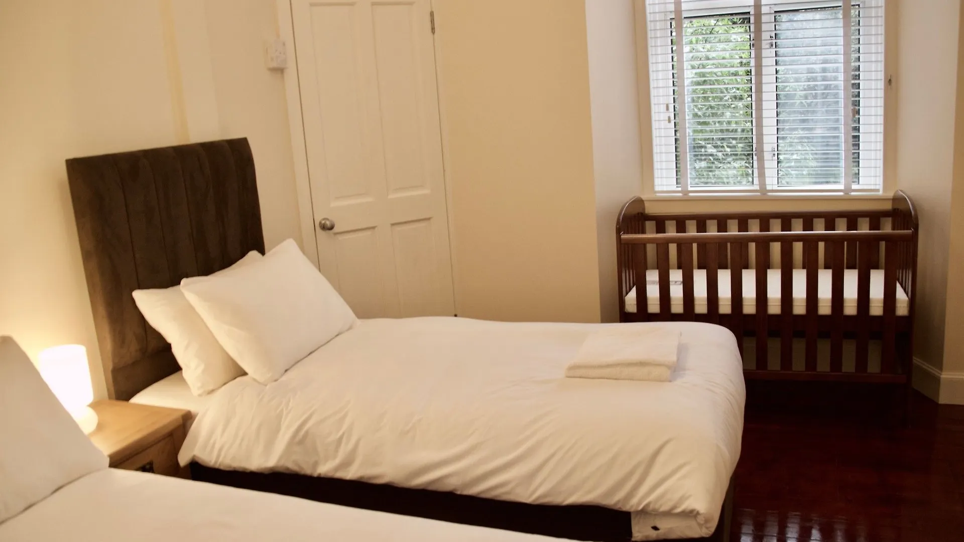 2 Bedroom Flat Off Leith Walk Accommodates 7 Edinburgh United Kingdom