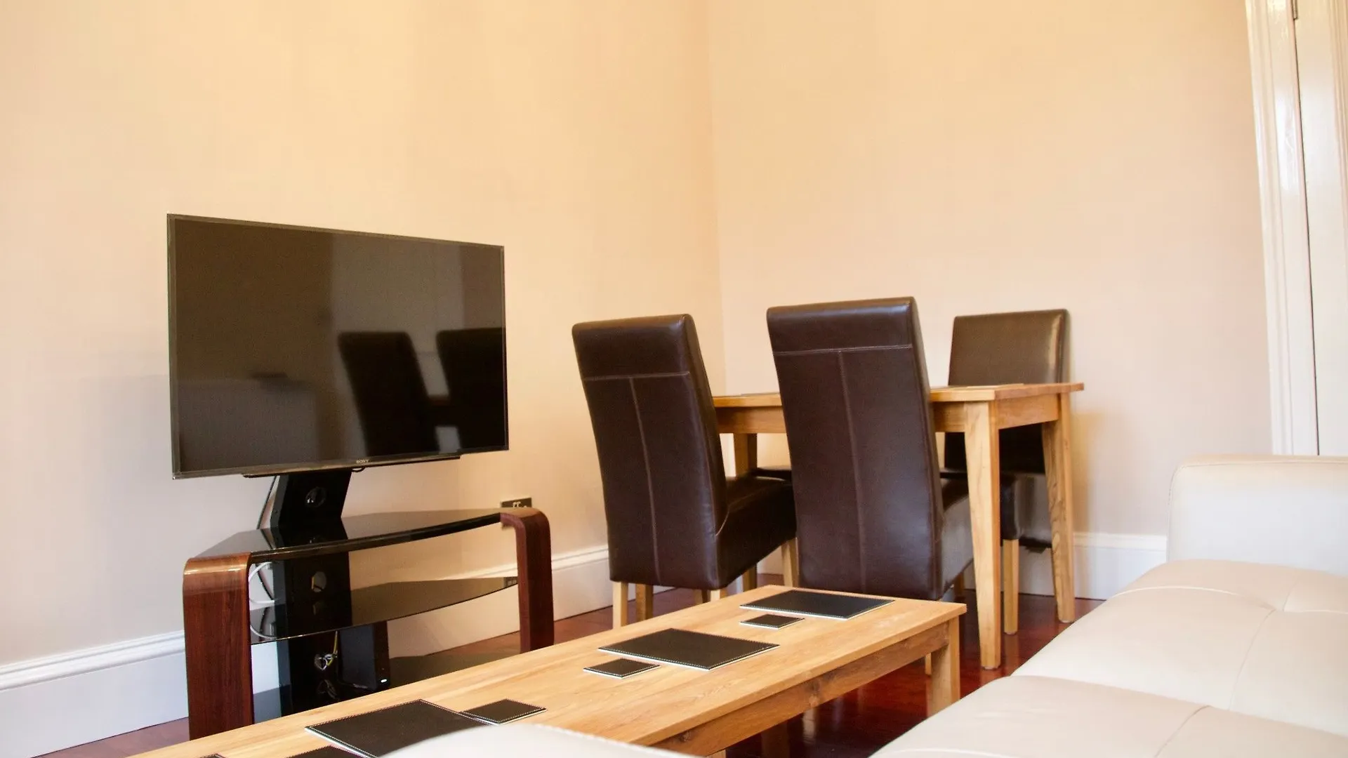 2 Bedroom Flat Off Leith Walk Accommodates 7 Edinburgh 0*,  United Kingdom