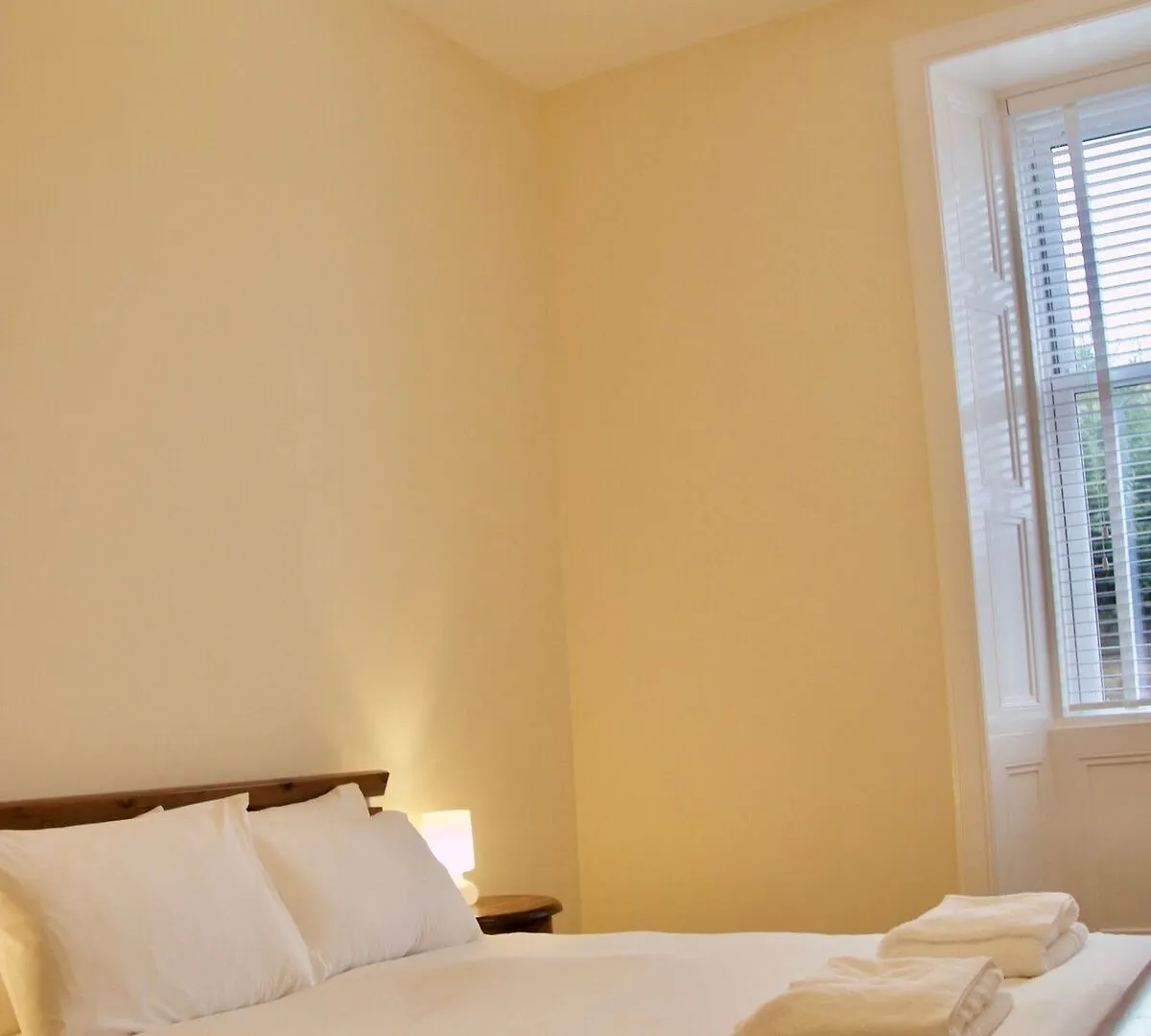 2 Bedroom Flat Off Leith Walk Accommodates 7 Edinburgh United Kingdom